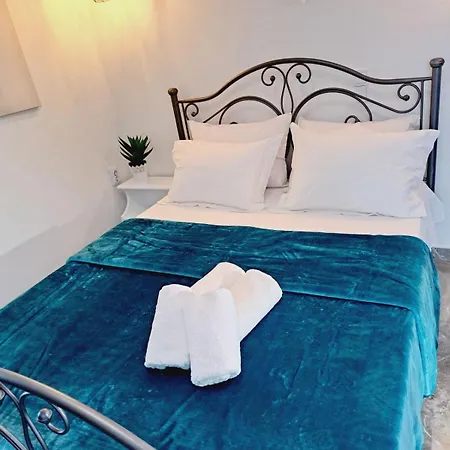 Mimika * Perissa (Santorini)