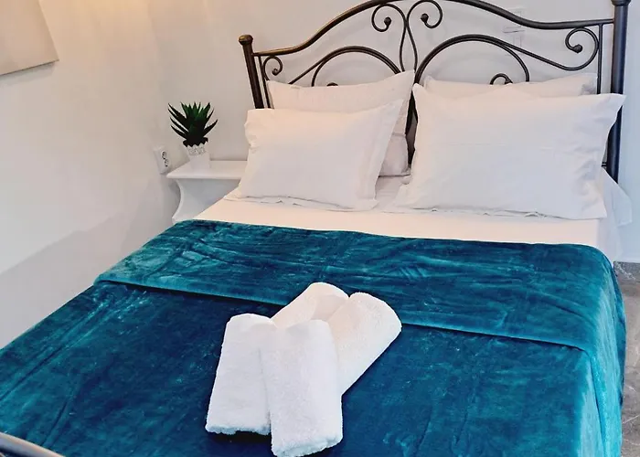 Mimika * Perissa (Santorini)